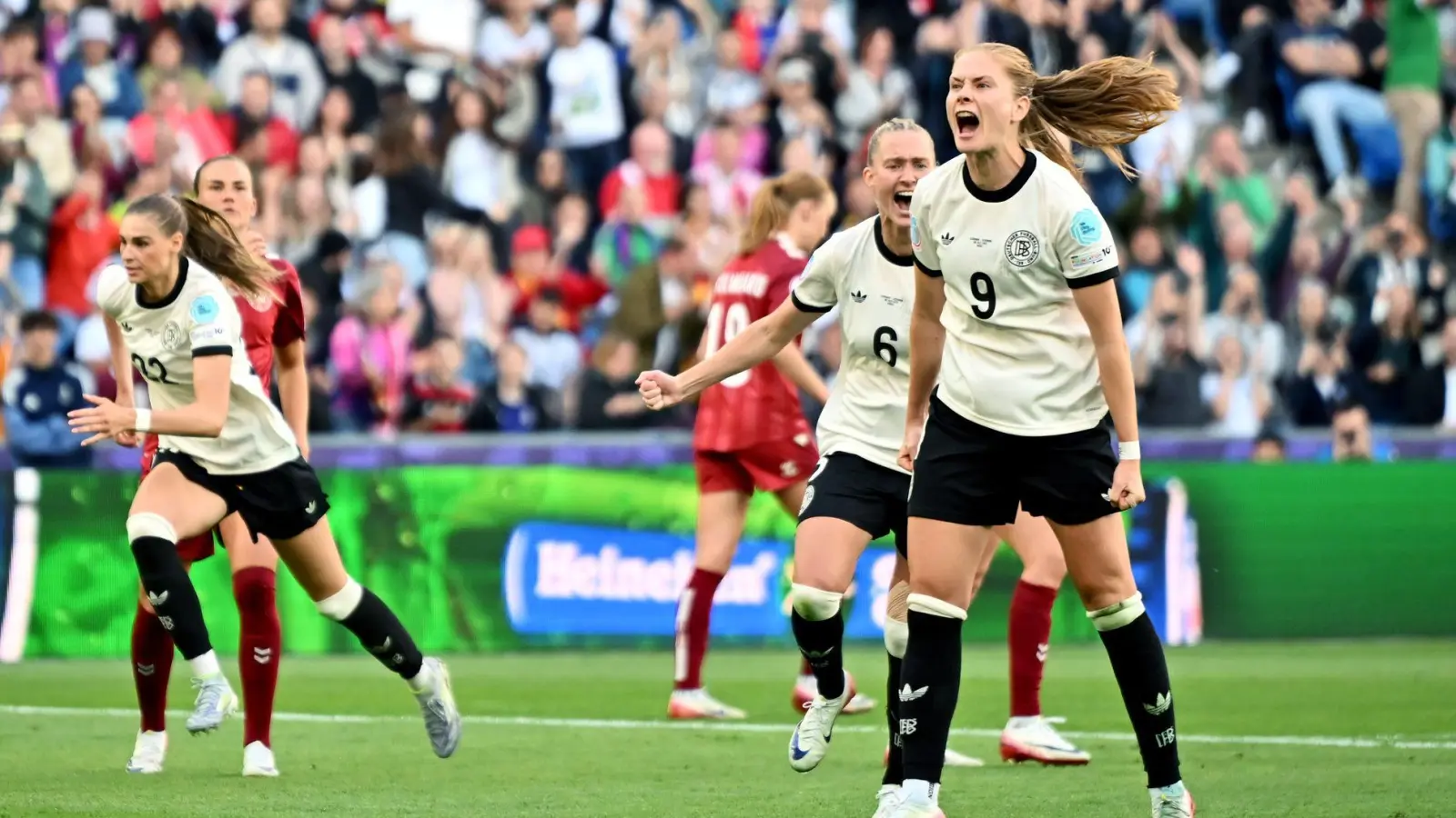 Die neue Vizekapitänin Sjoeke Nüsken (r) jubelt nach ihrem Elfmetertor.  (Foto: Sebastian Christoph Gollnow/dpa)