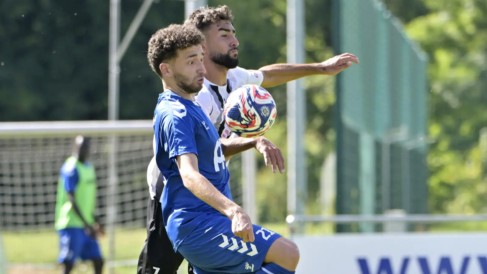 Seite an Seite: Yacine Kemenni (links, Steinachgrund) und Umut Dogan (Erlangen-Bruck). (Foto: Martin Rügner)
