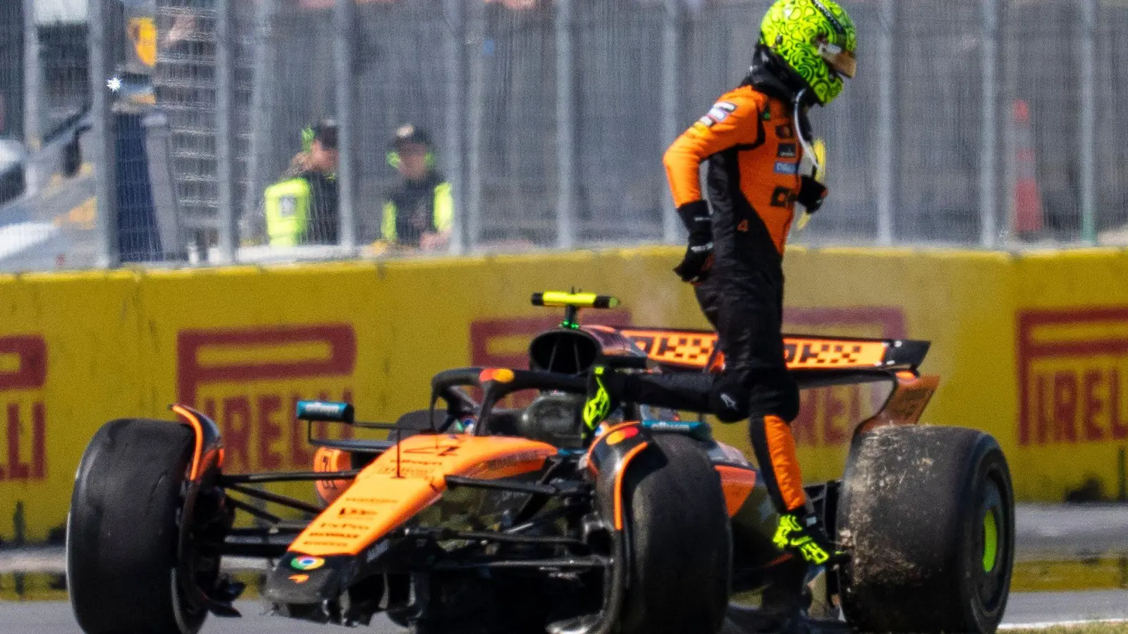Nach dem Unfall war der McLaren von Lando Norris nur noch Schrott. (Foto: Christopher Katsarov/The Canadian Press via AP/dpa)