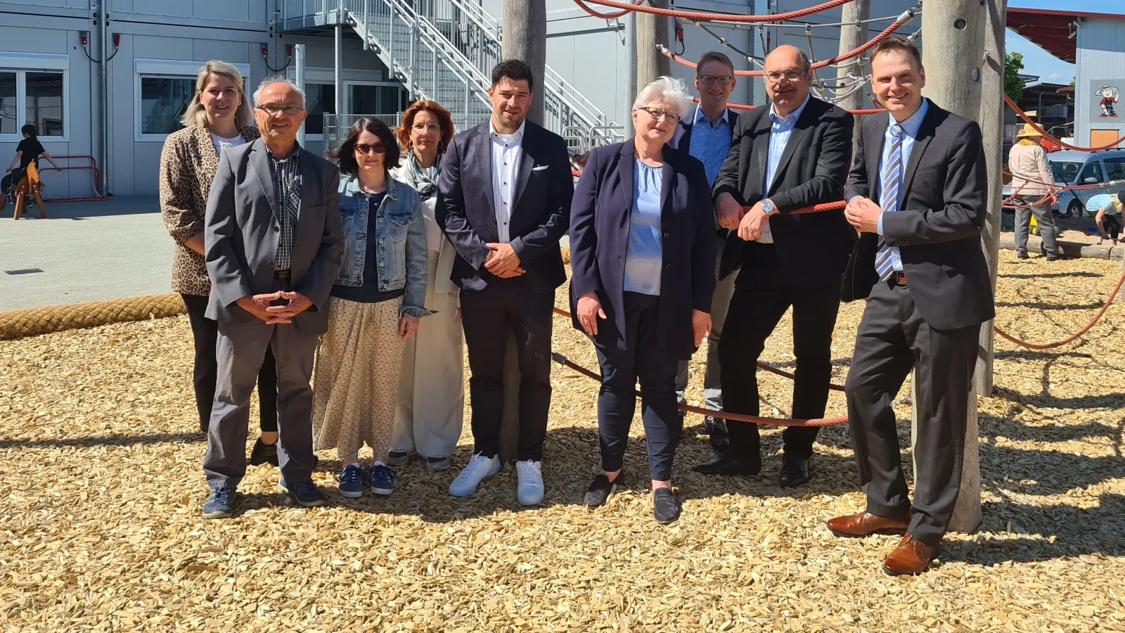 Freuen sich über die Übergangslösung für die Arche-Noah-Schule (von links): Carina Scherer, Harald Trabert, Susanne Kerschbaum, Gabriele Weidemann, Matthias Jung, Ursula Brecht, Max von Egidy, Frank Larsen sowie Dr. Christian von Dobschütz. (Foto: Anna Franck)