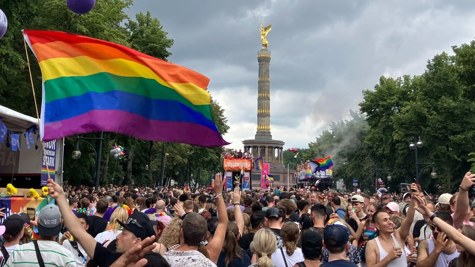 Der Christopher Street Day ist in Berlin ein Großevent - diesmal ohne das Regenbogennetzwerk der Bundestagsverwaltung. (Archivbild) (Foto: Anna Ross/dpa)