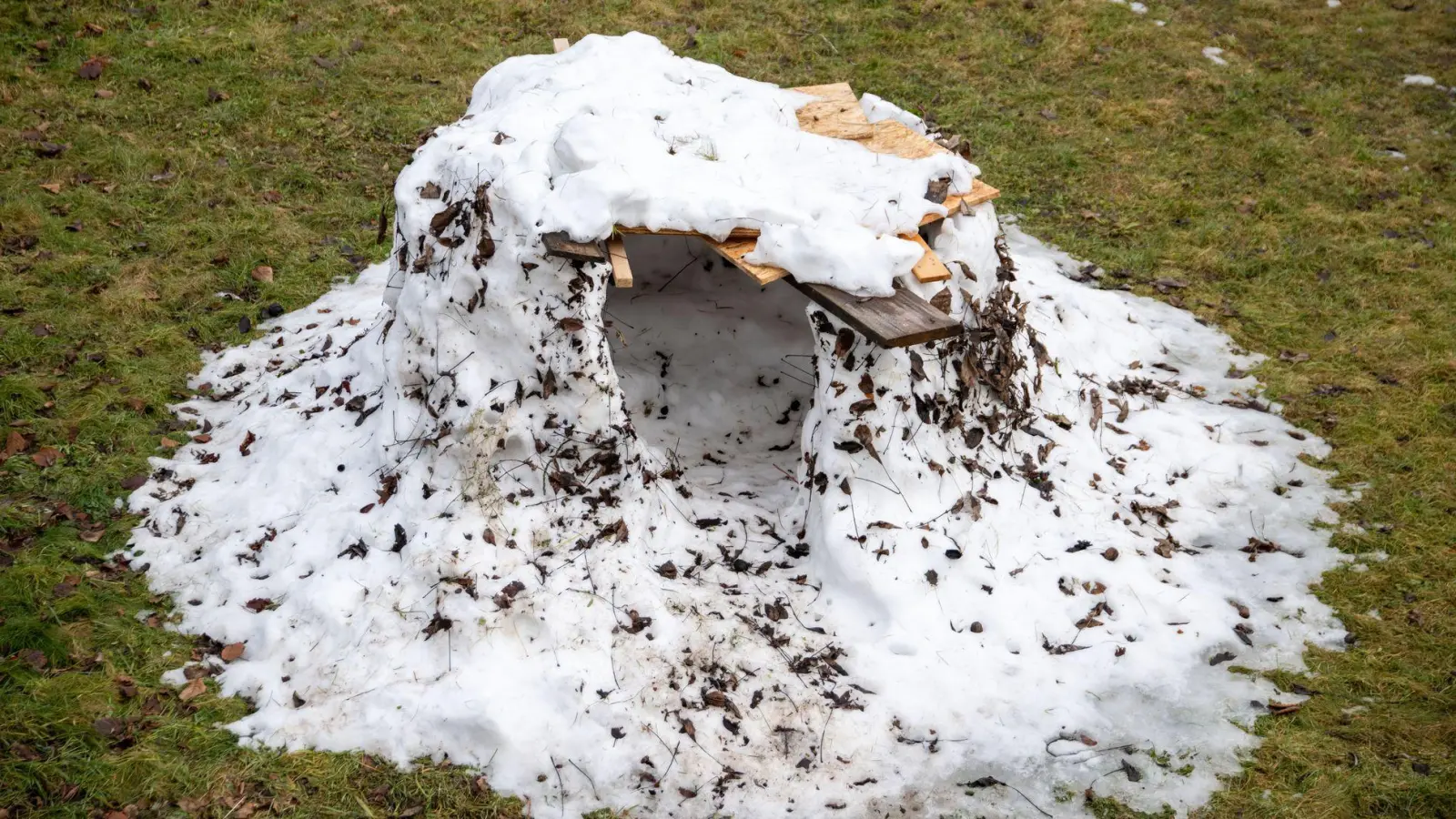 Auch die größten Bauwerke aus Schnee und Eis verlieren irgendwann den Kampf gegen milde Temperaturen. (Symbolbild) (Foto: Pia Bayer/dpa)