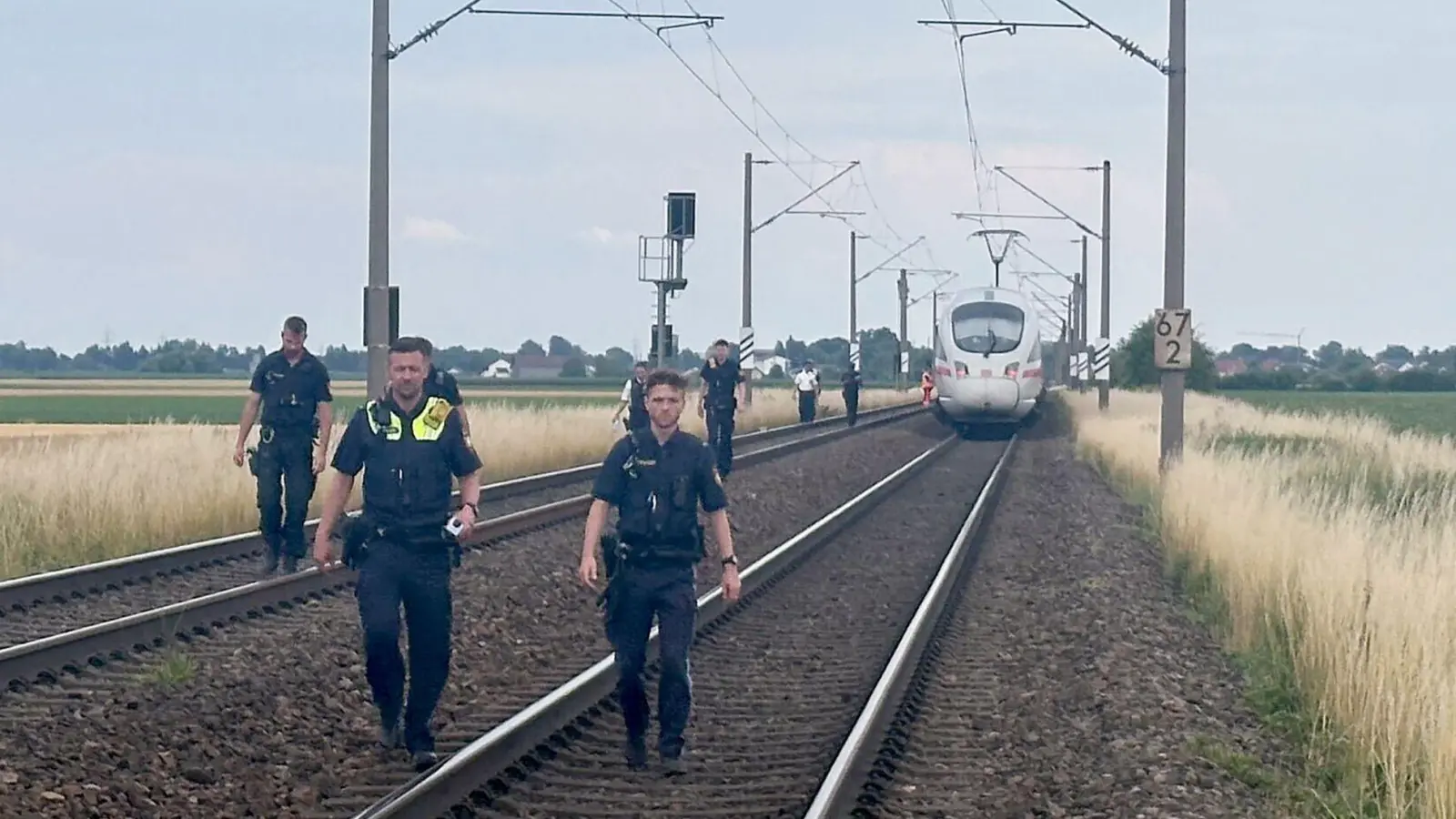 Ein Mann attackiert mehrere Menschen im ICE.  (Foto: Ute Wessels/dpa)