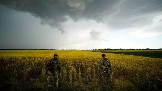 Russische Soldaten bewachen ein Gebiet neben einem Weizenfeld bei Saporischschja. (Foto: Uncredited/AP/dpa)