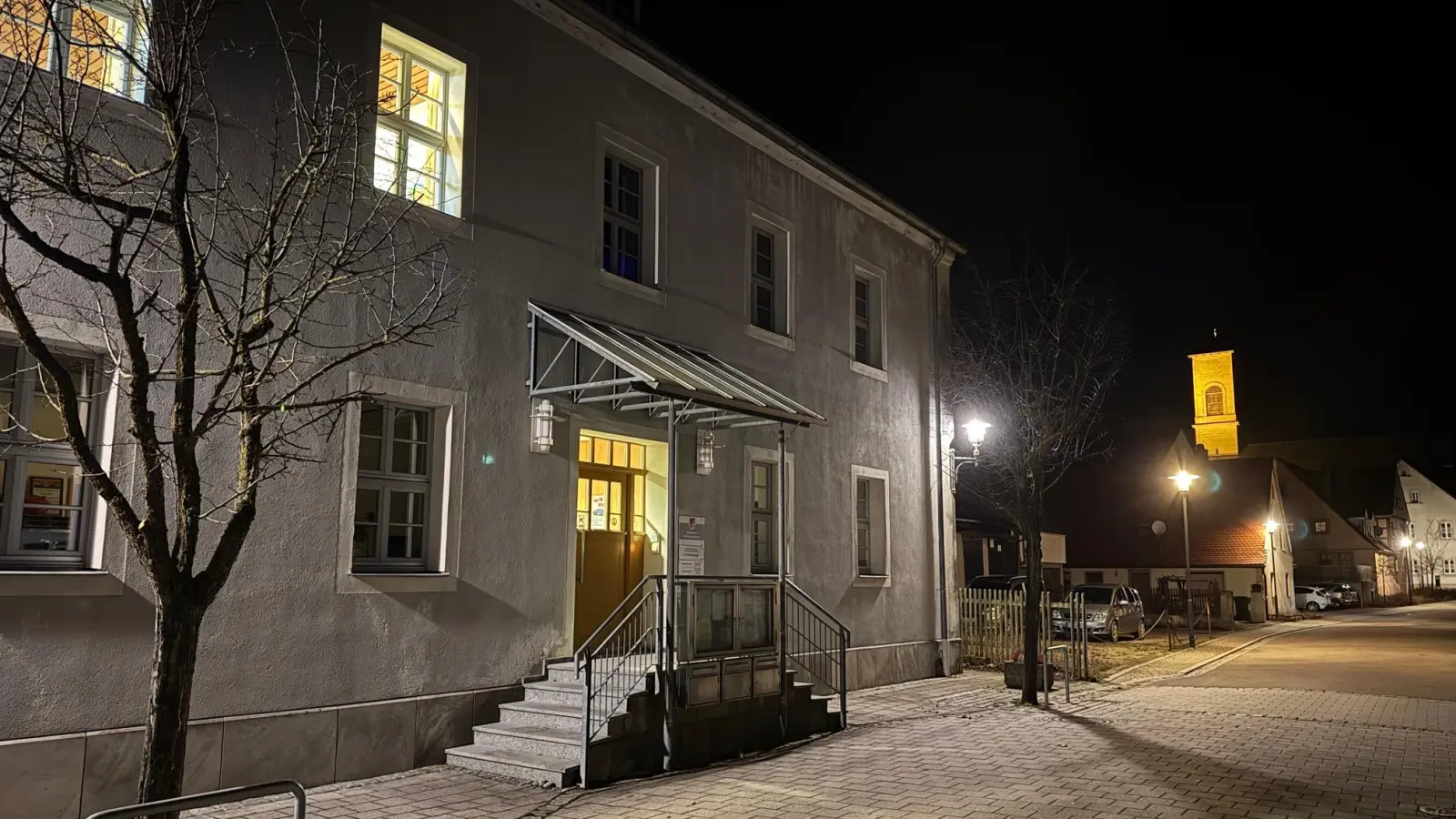 Nächtlicher Blick aufs Rathaus in Oberdachstetten: Für eine mögliche Neugestaltung des Platzes rund um das Gebäude bis hin zum nahen Kirchplatz werden im März Pläne geschmiedet.  (Foto: Lara Hausleitner)