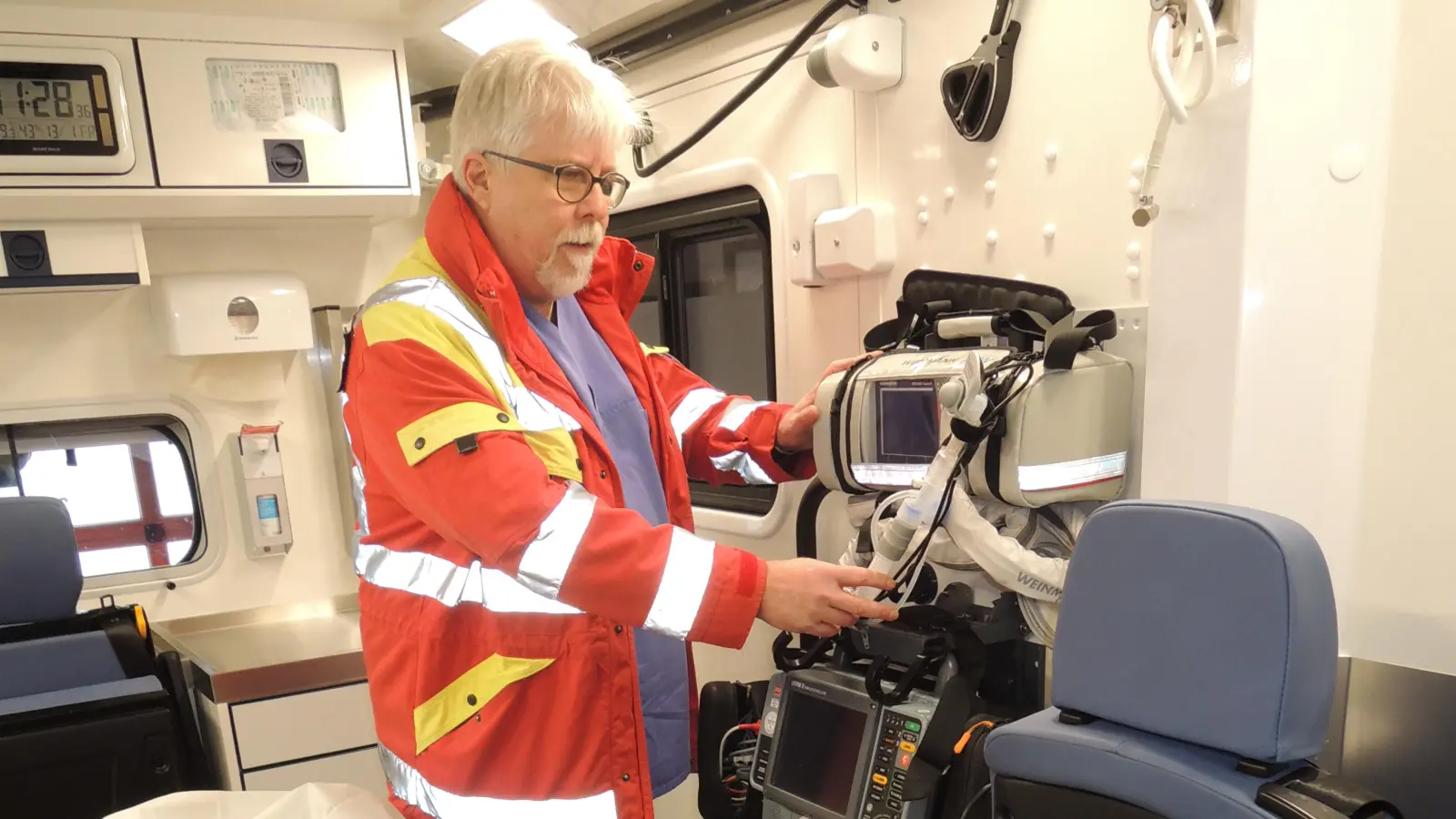 Leitender Notarzt Rainer Sabinski in einem der Rettungswagen am Standort Feuchtwangen. (Foto: Peter Zumach)
