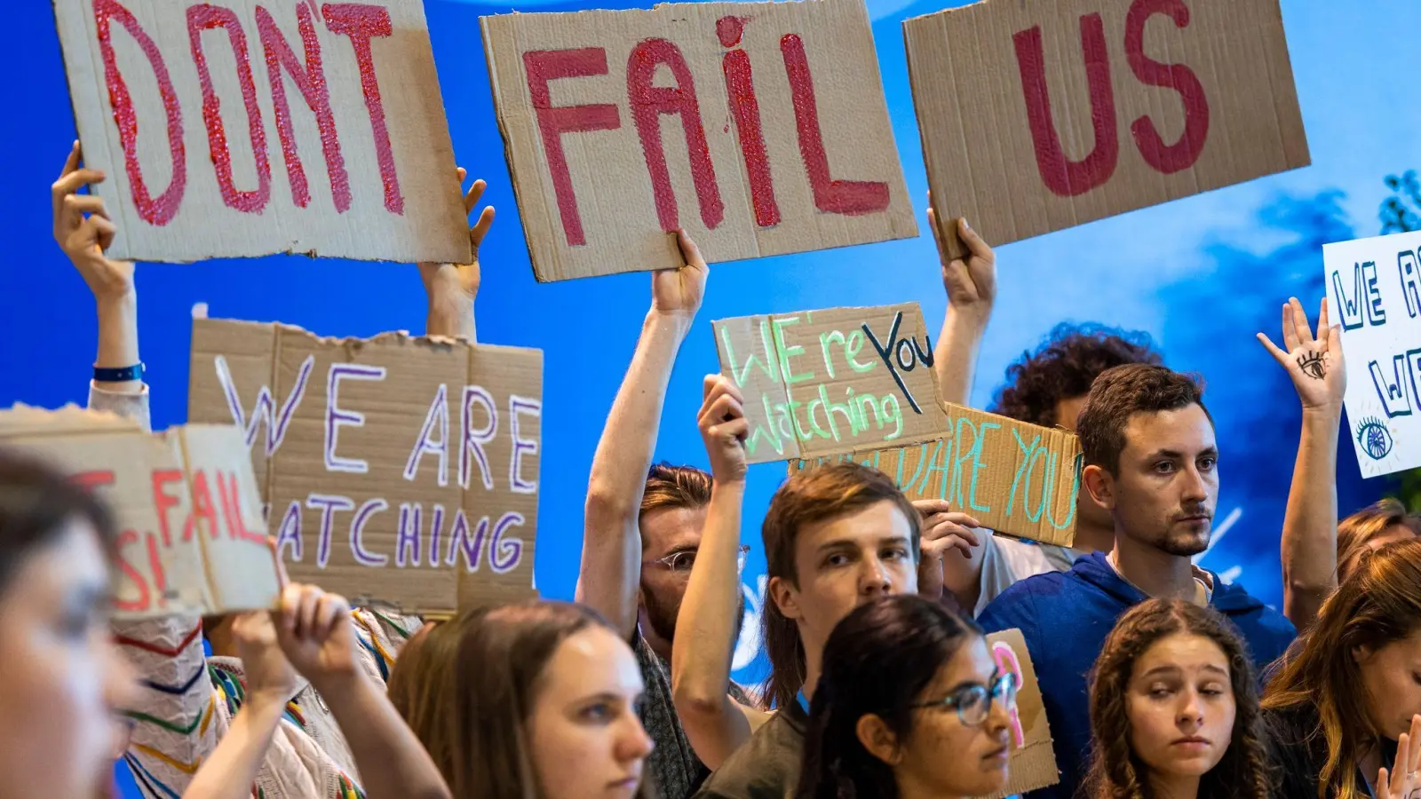 „Enttäuscht uns nicht“: Junge Demonstrantinnen und Demonstranten auf dem UN-Klimagipfel erwarten Ergebnisse. (Foto: Christophe Gateau/dpa)