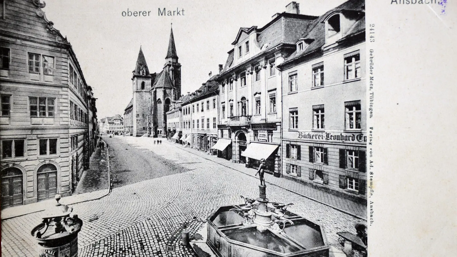 Der Martin-Luther-Platz, der damals noch Oberer Markt hieß, auf einer historischen Postkarte. Schon vor einhundert Jahren stritt man über den Umbau des Rathauses. (Repro: Sammlung Breitschwert/Jim Albright)