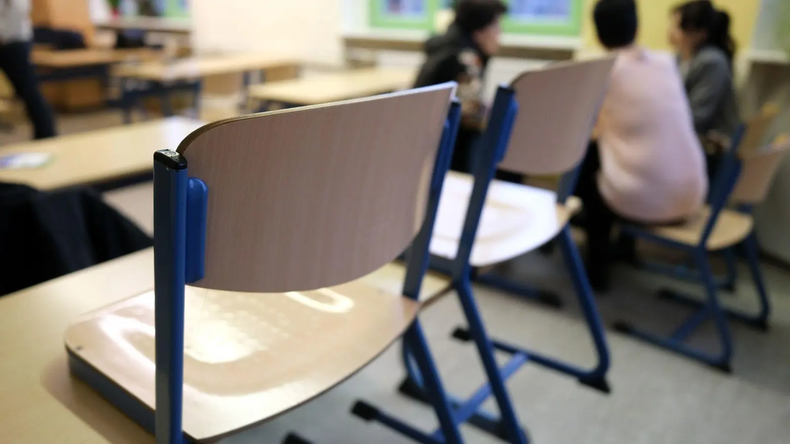 Stühle auf Tischen in einem Klassenzimmer. (Foto: Sebastian Willnow/dpa/Symbolbild)
