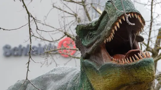 Vor dem Firmensitz von Schleich in Herlikofen steht die Nachbildung eines Dinosauriers. Der Spielwarenproduzent hat seine Geschäftszahlen für 2021 veröffentlicht. (Foto: Stefan Puchner/dpa)
