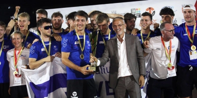 Siegerehrung in Tirana: Ben Müller bekommt den Pokal. (Foto: EUSA Football)