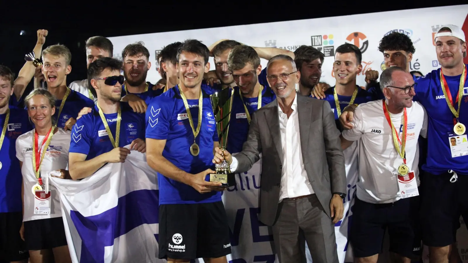 Siegerehrung in Tirana: Ben Müller bekommt den Pokal. (Foto: EUSA Football)