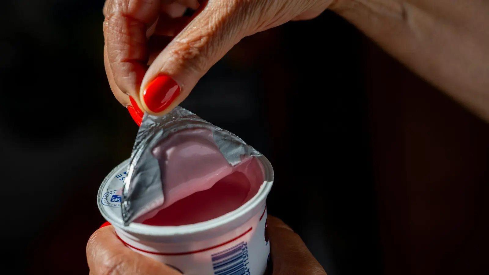 MHD ist überschritten? Dennoch kann der Joghurt noch in Ordnung sein.  (Foto: Zacharie Scheurer/dpa-tmn)