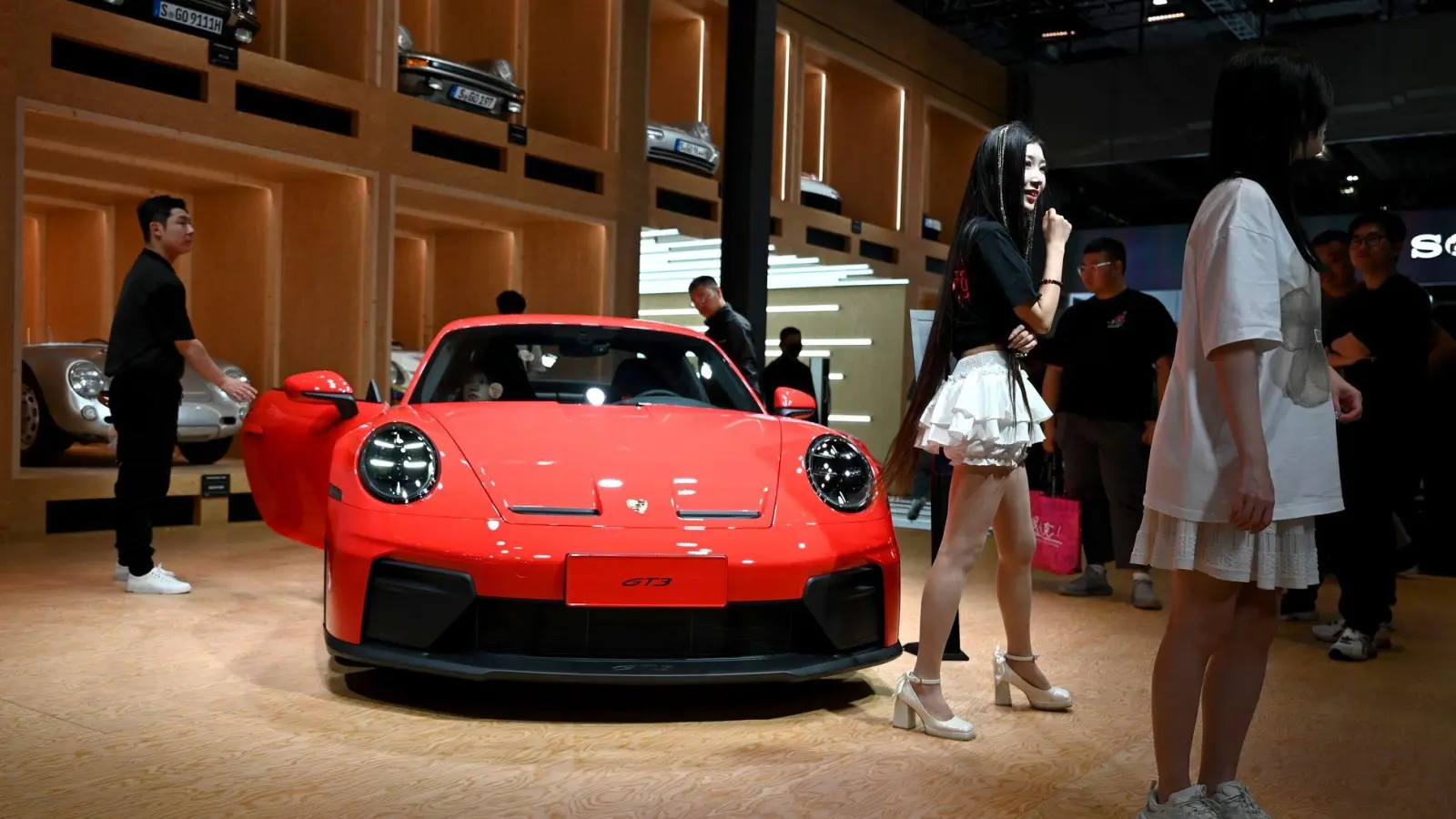 In China sind einige deutsche Autobauer im Luxussegment unterwegs und damit von der neuen Regelung betroffen. (Symbolbild)  (Foto: Johannes Neudecker/dpa)