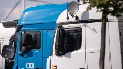 Ein Lastwagen blieb am Mittwoch an einer Unterführung hängen. Er verursachte einen hohen Schaden und entfernte sich vom Unfallort. (Symbolbild: Sebastian Gollnow/dpa)