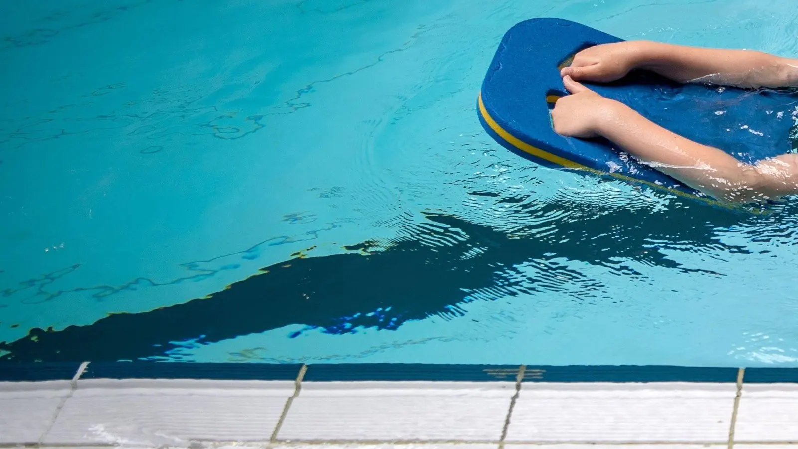 Die DLRG warnt mit Blick auf Schwimmanfänger davor, in der Energiekrise die Temperatur in Schwimmbädern zu stark zu senken. (Foto: Sina Schuldt/dpa)