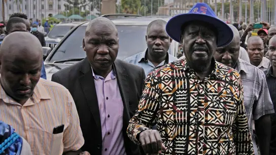 Raila Odinga (r) will den Sieg seines Konkurrenten nicht anerkennen. (Foto: Ben Curtis/AP/dpa)