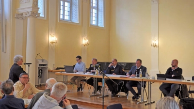 Thomas Deffner, Michael Maul und Holger Nießlein (von rechts) beantworteten die Fragen der älteren Bürgerschaft. (Foto: Jonas Volland)