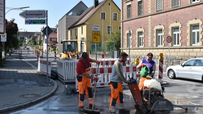Die Arbeiten an der Ansbacher Straße in Neustadt laufen seit Februar. Ob sie in diesem Jahr noch finalisiert werden können, das wird sich erst noch zeigen. (Foto: Ute Niephaus)