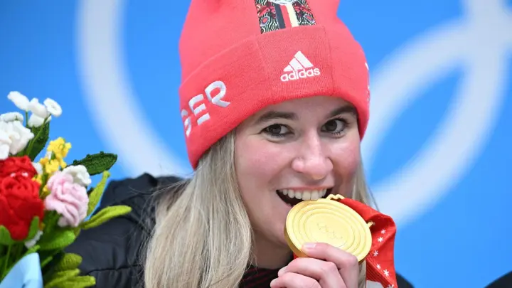 Natalie Geisenberger aus Deutschland feiert mit ihrer Goldmedaille. (Foto: Robert Michael/dpa-Zentralbild/dpa/Archivbild)