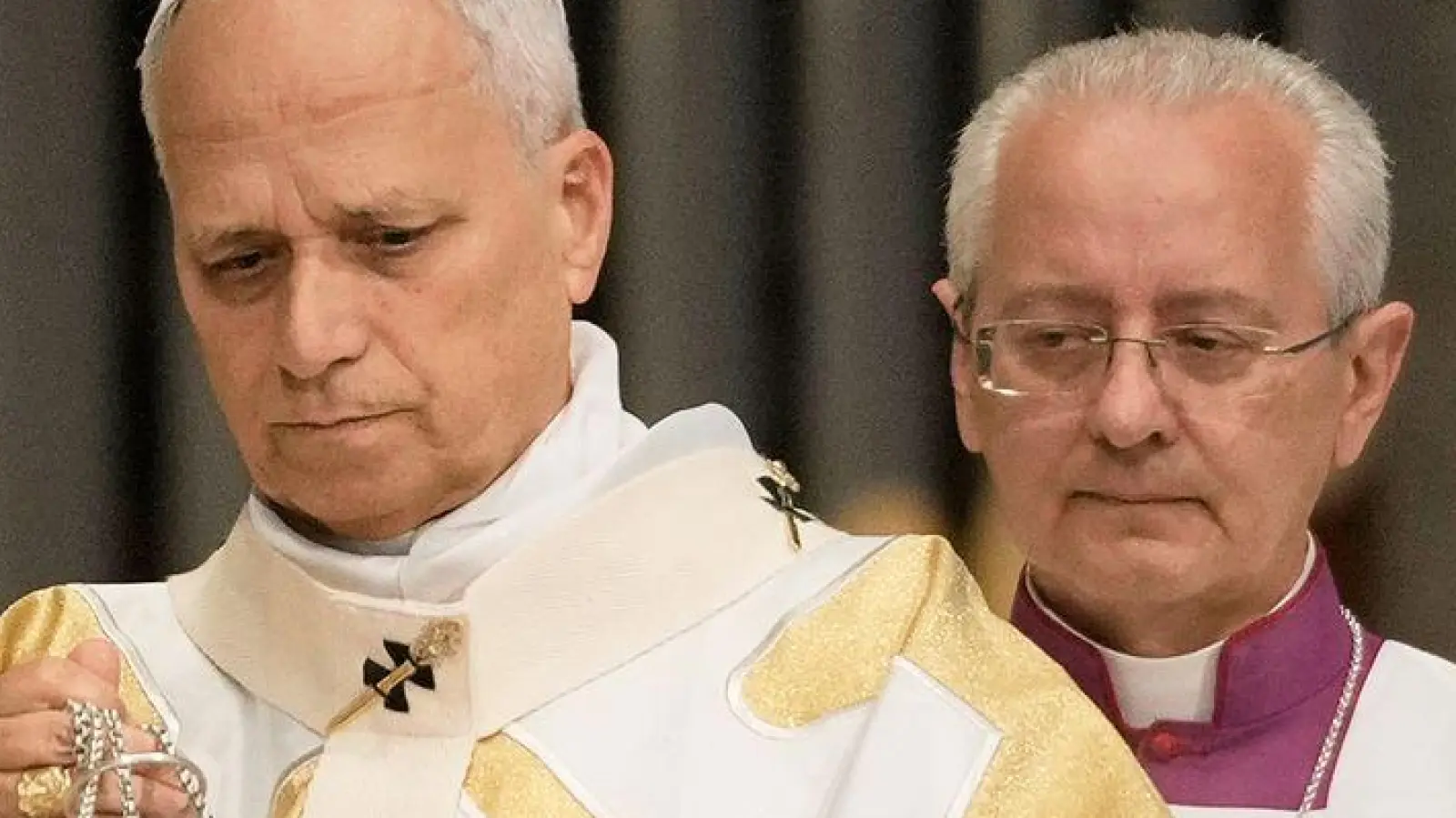 Der Papst bezeichnete die noch unvollendete Kirche als architektonisches Meisterwerk. (Foto: Bernat Armangue/AP/dpa)