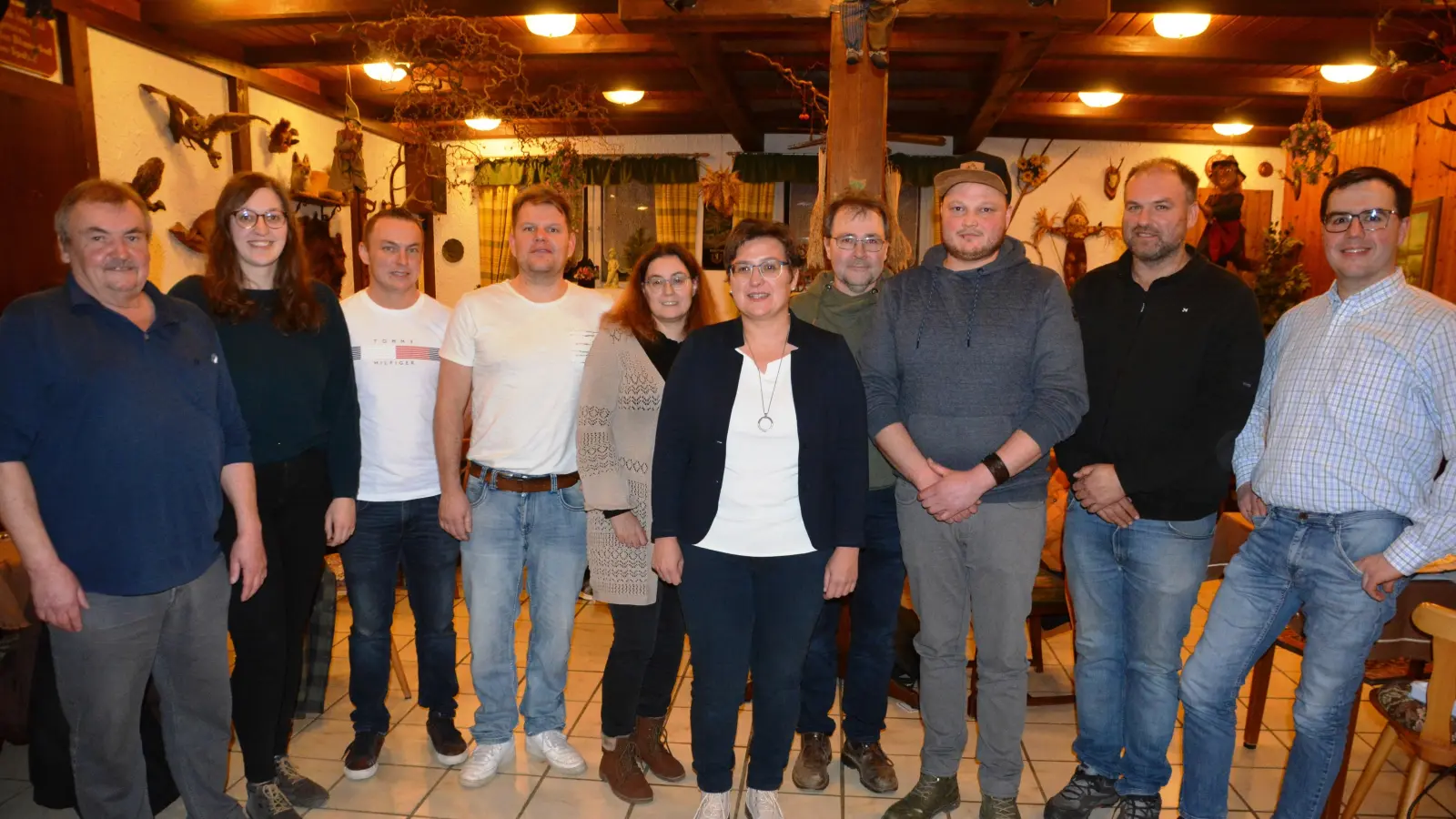 Die Kandidatinnen und Kandidaten der Wählergruppe Freie Wähler Aufkirchen und Irsingen (von links): Werner Schmitz, Anna-Lena Straß, Michael Weinländer, Johannes Belzner, Nicole Barsim-Hofer, Bürgermeisterkandidatin Nicole Ströhlein, Matthias Feldner, Markus Fleischmann, Michael Strauß sowie Ersatzkandidat Friedrich Schübel. (Foto: Peter Tippl)