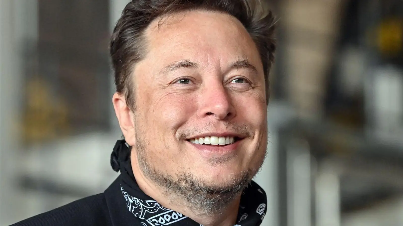 Elon Musk bei seinem letzten Besuch in der Tesla Gigafactory in Grünheide vor rund vier Monaten. (Foto: Patrick Pleul/dpa-Zentralbild/dpa)