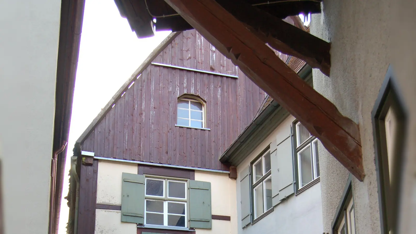 Versteckt in einem Gässlein, das von der Segringer Straße abzweigt, befindet sich die Scheune, deren Dachstuhl zwar stark beschädigt ist, aber im historischen Stadtkern von Dinkelsbühl als einzigartig gilt. (Foto: Markus Weinzierl)