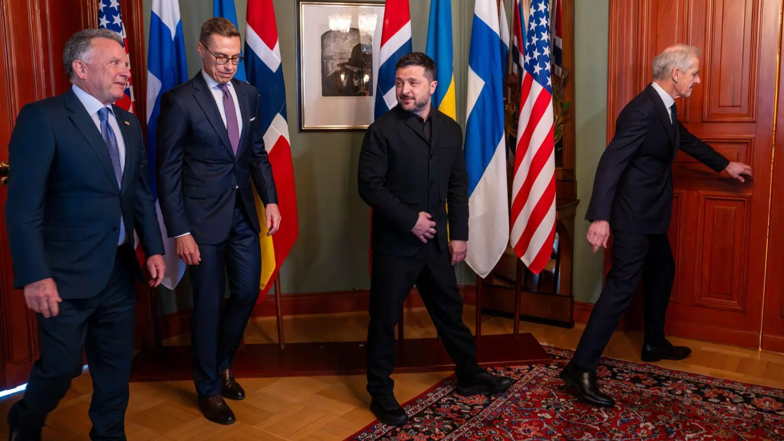 Das Telefonat des norwegischen Ministerpräsidenten Jonas Gahr Støre (r) und des finnischen Präsidenten Alexander Stubb (2. von links) mit Kremlchef Wladimir Putin kam auch unter US-Vermittlung zustande. (Archivbild) (Foto: Heiko Junge/Pool NTB/AP/dpa)