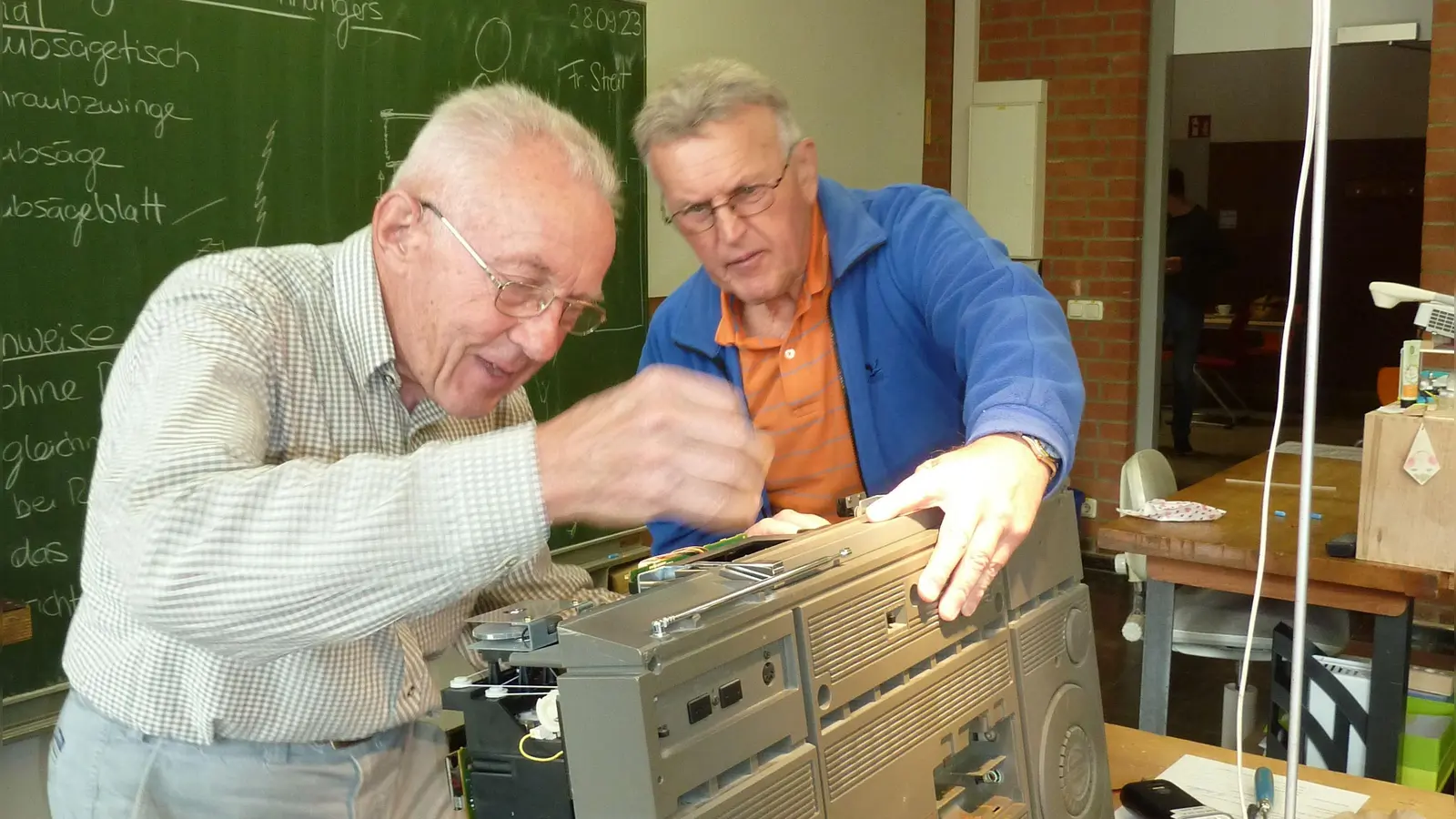 Einiges zu tun hatten am Samstag die ehrenamtlich wirkenden Helfer im Rahmen der Reparaturwerkstatt. Vor allem defekte Elektrogeräte wurden vorbeigebracht. (Foto: Martina Hinkelmann)
