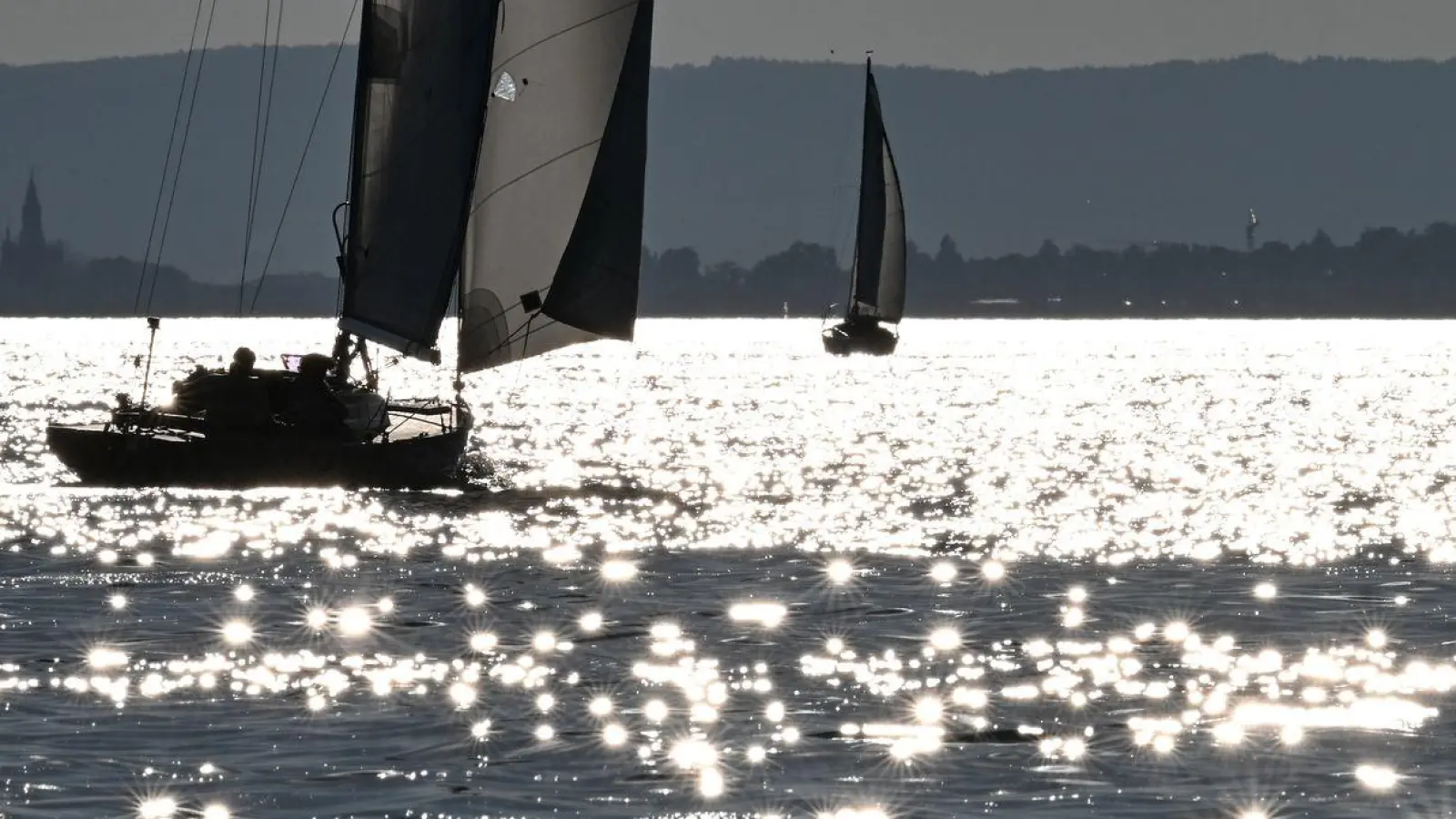 Boote segeln auf dem Bodensee. (Foto: Felix Kästle/dpa)