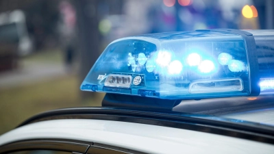 Nachdem ein 35-Jähriger im Landkreis Hof ein Sofateil verloren hat, flüchtet er von der Polizei. (Symbolbild) (Foto: Daniel Vogl/dpa)