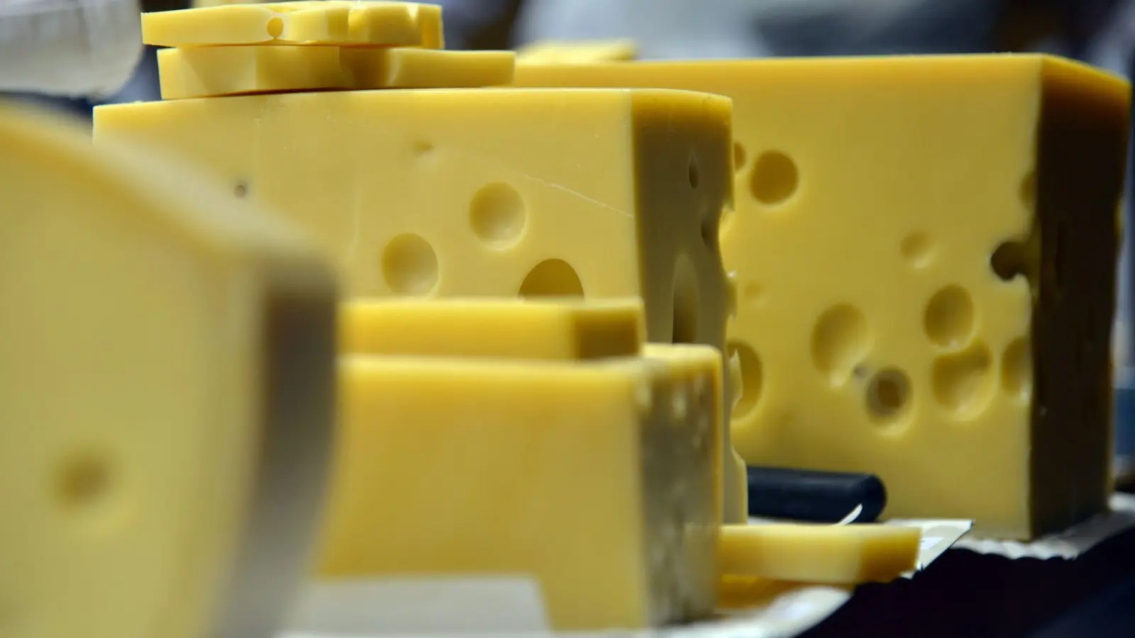 Laut dem EU-Gericht kann der Begriff „Emmentaler“ nicht als Marke geschützt werden. Er beschreibe eine Käsesorte und nicht die geografische Herkunft. (Foto: Harald Tittel/dpa)