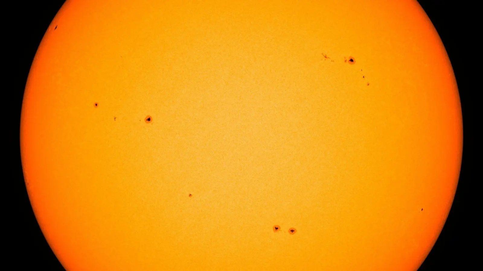 Sonnenflecken sind auf der Oberfläche der Sonne zu sehen. Wissenschaftler haben zuletzt mehrfach starke Eruptionen und Sonnenstürme gemessen. (Foto: -/Nasa/dpa)