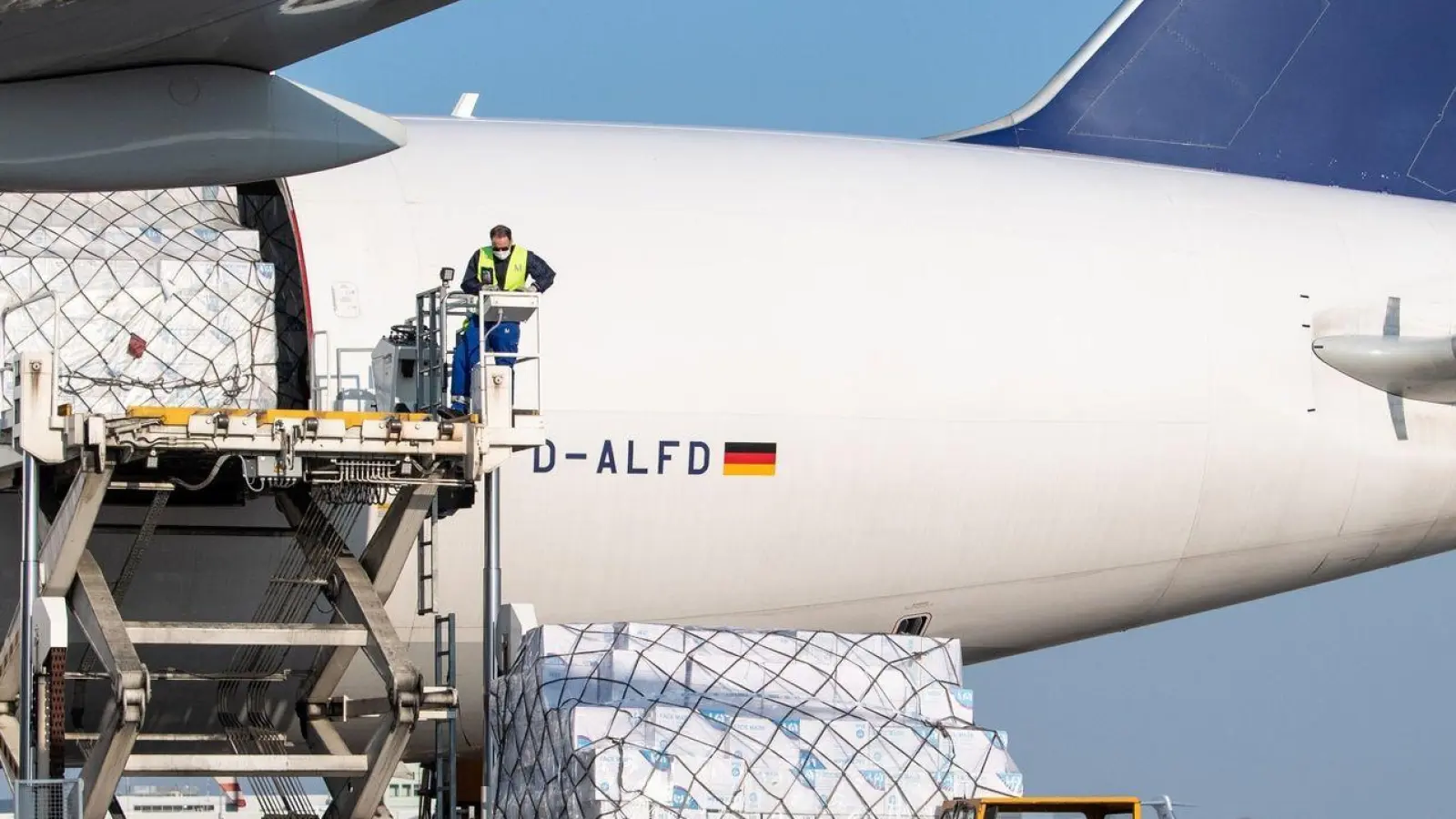 Ein Frachtflugzeug der Lufthansa Cargo wird auf dem Vorfeld vom Flughafen München entladen. (Foto: Matthias Balk/dpa)