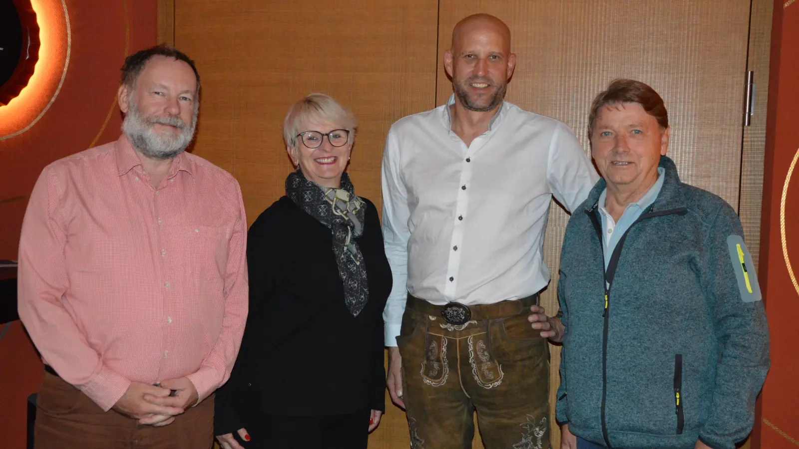 Die Vorstandsmitglieder der Freien Wähler Neustadts, Thomas Baumer (links) Kerstin Rauner und Reinhard Wendel (rechts) stellten sich mit ihrem Bürgermeisterkandidaten Harald Haag nach der Nominierung zum Foto.  (Foto: Patrick Lauer )