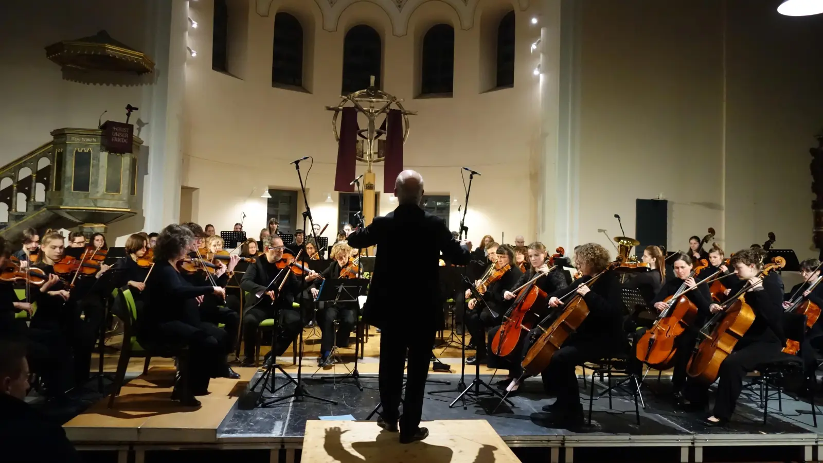 Rüdiger Bohn animierte das Orchester zu edlem Schönklang. (Foto: Marion Etienne)