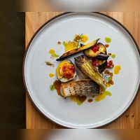 Fischgericht im Restaurant „Deckman’s North at 3131“: Im Mittelpunkt steht Fisch, der im Meer vor San Diego oder der Baja Cailfornia schwimmt. (Foto: Jim Sullivan/Deckman’s North at 3131/dpa-tmn)