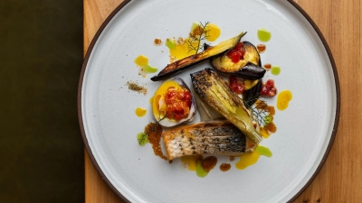 Fischgericht im Restaurant „Deckman’s North at 3131“: Im Mittelpunkt steht Fisch, der im Meer vor San Diego oder der Baja Cailfornia schwimmt. (Foto: Jim Sullivan/Deckman’s North at 3131/dpa-tmn)