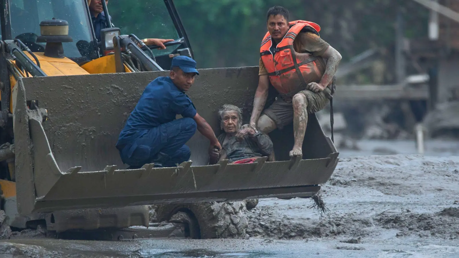 Die Sturzflut ereignete sich in der Grenzregion zwischen China und Nepal. (Foto: Niranjan Shrestha/AP/dpa)