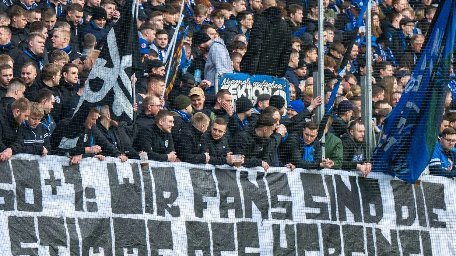 Die Paderborner Fans sind gegen einen Einstieg eines Investors bei der DFL. (Foto: David Inderlied/dpa)