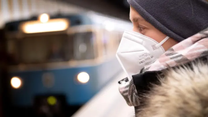Seit Samstag ist die Pflicht zum Tragen von Gesichtsmasken im öffentlichen Personennahverkehr im Freistaat beendet. (Foto: Sven Hoppe/dpa)
