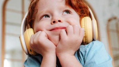 Kopfhörer für Kinder unterscheiden sich von Modellen für Erwachsene, insbesondere durch die Größe der Bügel und die Passform. (Foto: Maria Diachenko/Westend61/Maria Diachenko/Westend61/dpa)