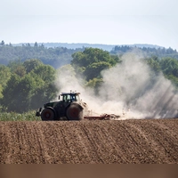 Die Zahl der Bauernhöfe in Bayern ist unter 100.000 gefallen - und dabei ist das schwierige Dürrejahr 2026 noch gar nicht berücksichtigt. (Archivbild) (Foto: Daniel Karmann/dpa)