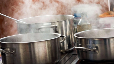 Wenn es aus Töpfen nur dampft, ist es in Ordnung. In einer Wohnung in Rothenburg lief eine Kochaktivität jetzt aber aus dem Ruder, was einen Feuerwehreinsatz nach sich zog. (Symbolbild: Jens Büttner/dpa/dpa-tmn)