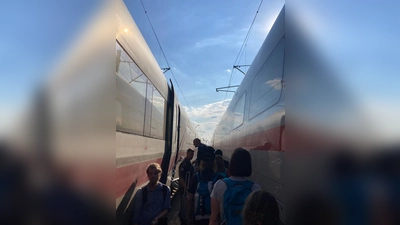Ein ICE wird auf offener Strecke evakuiert, indem die Fahrgäste in einen anderen Zug umsteigen. (Foto: Larissa Frey/dpa)