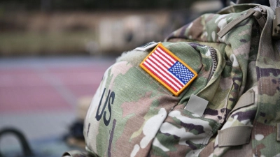 Ein Aufnäher in Form der US-Flagge ist an der Uniform eines US-Soldaten angebracht. (Foto: Darek Delmanowicz/PAP/dpa)