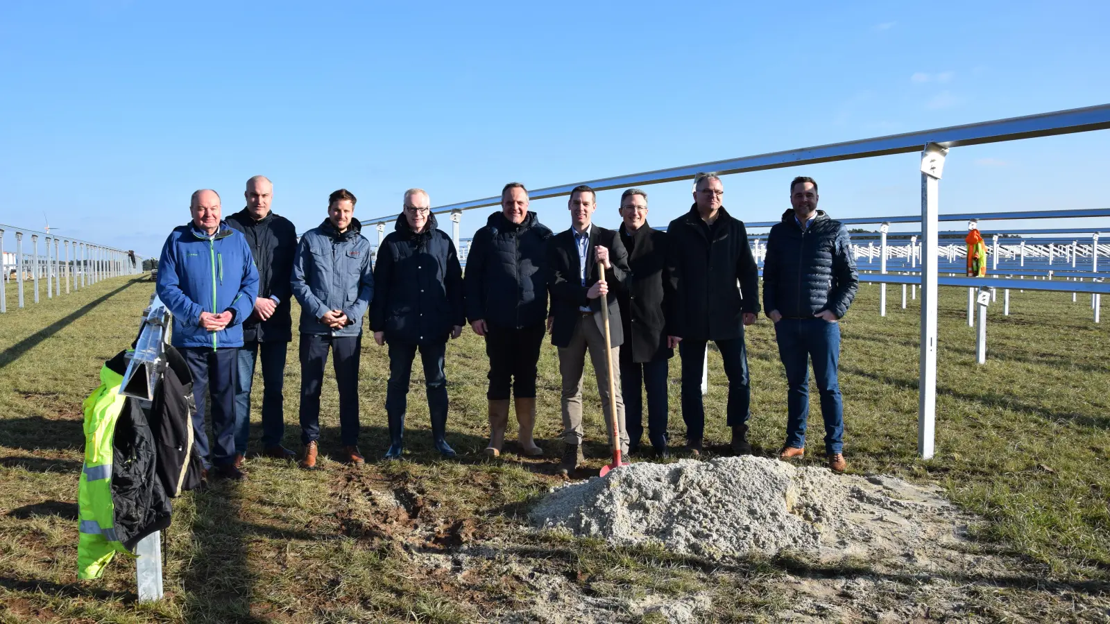 Trafen sich zum symbolischen Spatenstich (von links): Otto, Johannes und Maximilian Kupfer von der Hans Kupfer GmbH, Heilsbronns Bürgermeister Dr. Jürgen Pfeiffer, Neuendettelsaus Bürgermeister Christoph Schmoll, Bürgersolar-Geschäftsführer Markus Schröppel, Markus Pfeiffer, Vorstandsvorsitzender der Raiffeisenbank Heilsbronn-Windsbach sowie die Geschäftsführer der HEG GmbH, Günther Heidingsfelder und Johannes Riegel. (Foto: Florian Schwab)