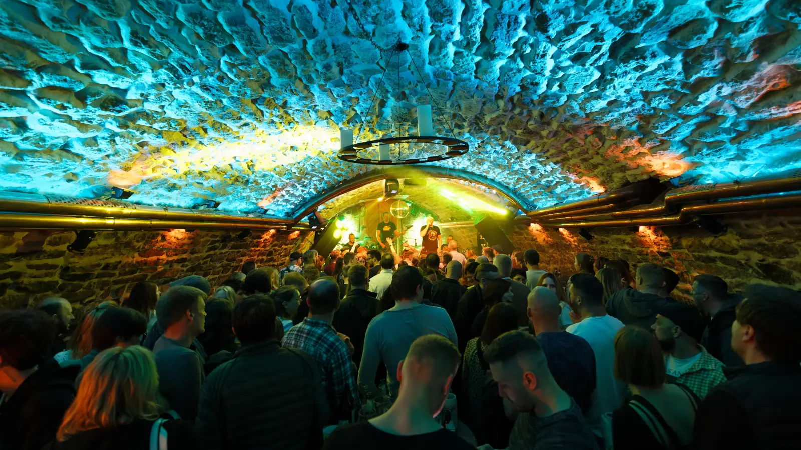 In der Grotte geht es naturgemäß ziemlich eng zu, auch bei der Kneipenjagd musste der Einlass begrenzt werden. Mit der Rock-Coverband „Exceeded“ aus Dinkelsbühl spielte eine Combo auf, deren Lautstärke zwischenzeitlich für einen Einsatz der Polizei sorgte. (Foto: Zeynel Dönmez)