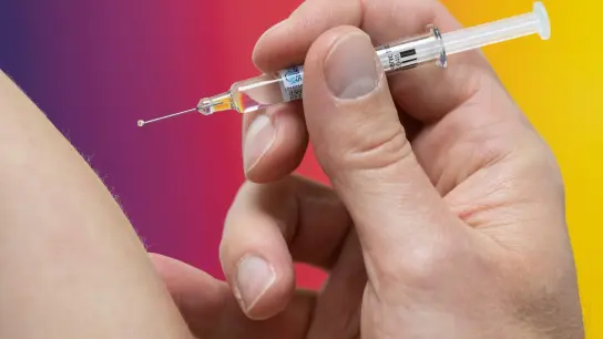 Bis sich nach einer Grippeschutzimpfung der volle Impfschutz aufbaut hat, dauert es 10 bis 14 Tage. (Foto: Sebastian Kahnert/dpa/dpa-tmn)
